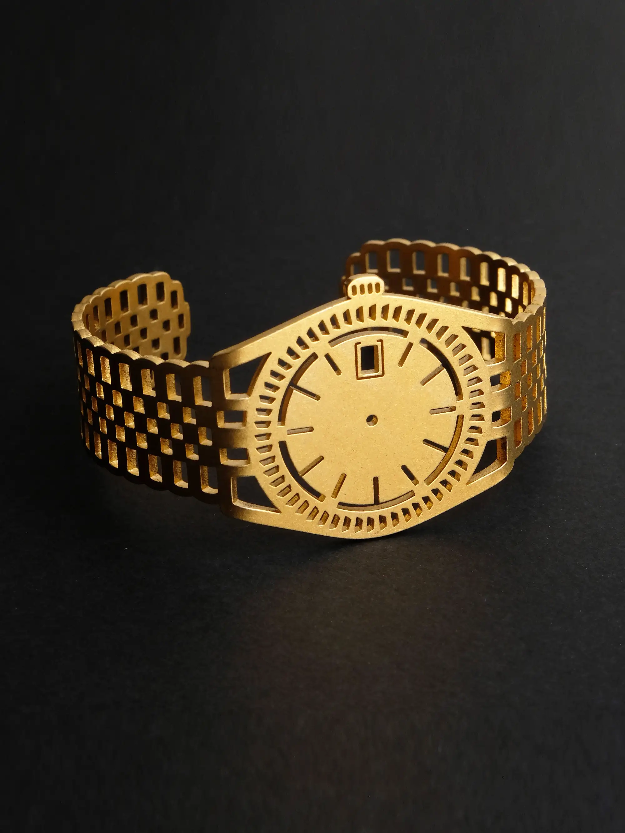 Minimalist golden bracelet inspired by a watch, designed to forget about time, called TIMEPEACE, lying on a black background, wonderful golden glow