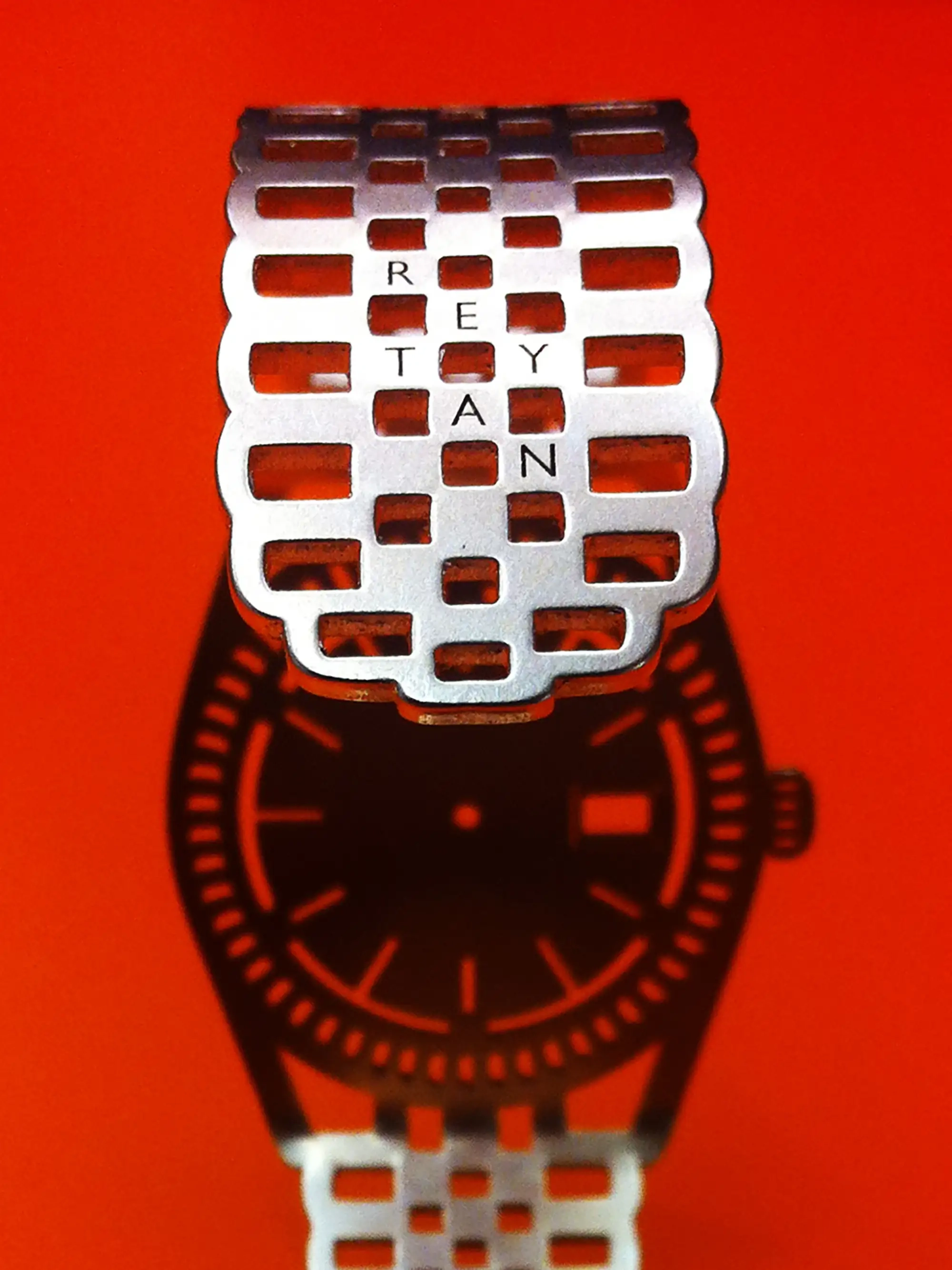 High-quality stainless steel timepiece bracelet with minimalist finish and the reytan logo